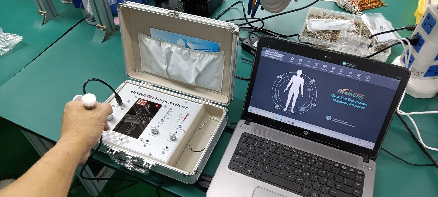 Analizador cuántico de resonancia magnética MAIKONG mostrando instalación en laptop