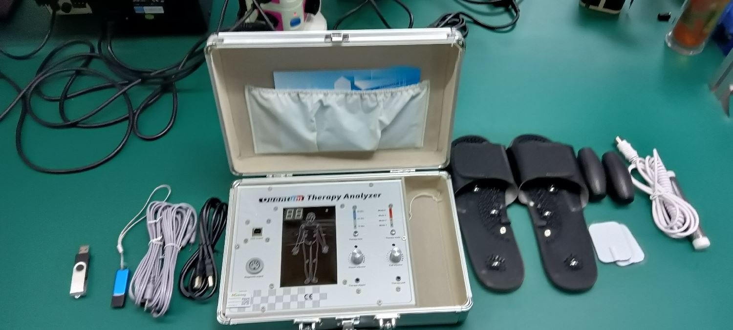 Opiniones 23 paciente sosteniendo sensor metalico analizador cuantico paso 3