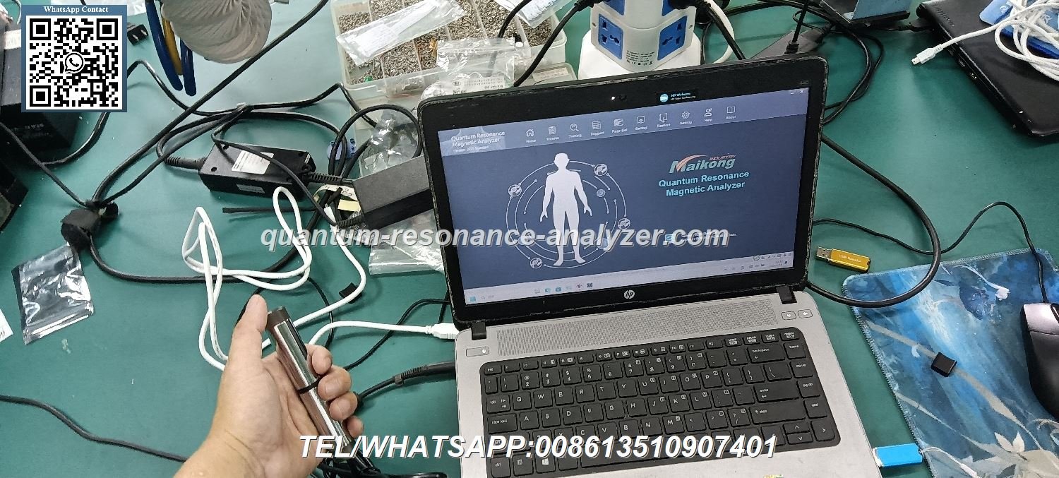 ¿Cómo Usar un Analizador Cuántico Paso a Paso? 6 Profesional de salud usando analizador cuántico de resonancia magnética en consultorio moderno en México