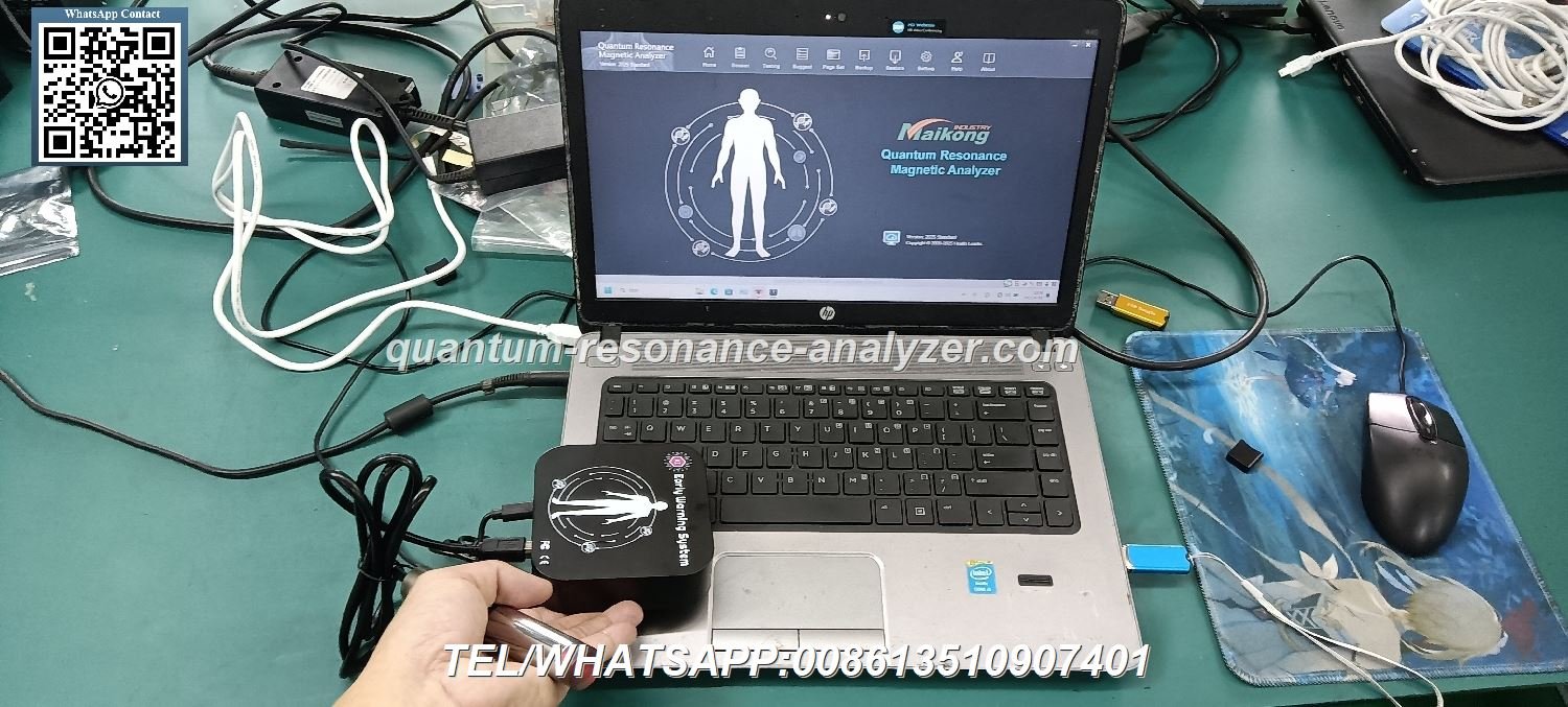 Profesional de salud utilizando analizador cuántico biomagnético con paciente en clínica moderna mexicana